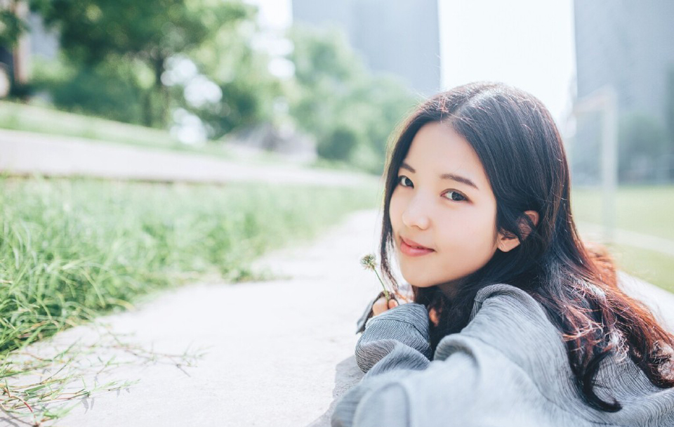 如果爱一个人，那么就会心甘情愿为他而改变。如果一个人在你面前我行素，置你不喜欢的行为而不顾，那么他就是不爱你。所以如果你不够关心他或是他不够关心你，那么你就不爱他或他不爱你。